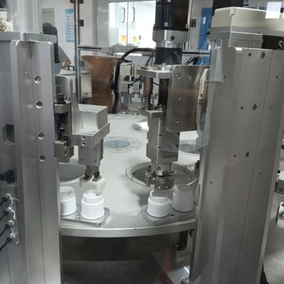 قیمت خوب دستگاه مونتاژ درپوش مواد شوینده مایع اتوماتیک غیر استاندارد، عملکرد صفحه گردان، نرخ عبور بالا آنلاین