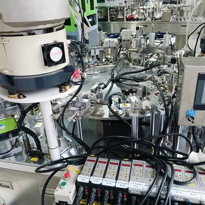 قیمت خوب دستگاه خودکار مونتاژ سوزن های جمع آوری خون، کنترل Mitsubishi PLC، نمایش دو زبانه، کار ساده و روشن آنلاین