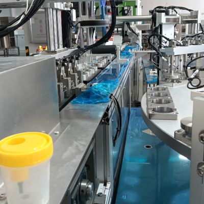 قیمت خوب دستگاه مونتاژ فنجان ادرار اتوماتیک غیر استاندارد، دستگاه یکپارچه لیبل‌زنی و بسته‌بندی، با راندمان بالا آنلاین